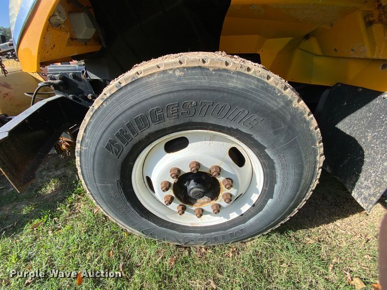 image for item HE9875 2006 International 7400  spreader truck