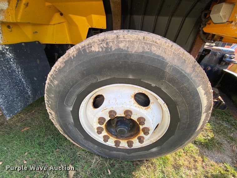 image for item HE9875 2006 International 7400  spreader truck