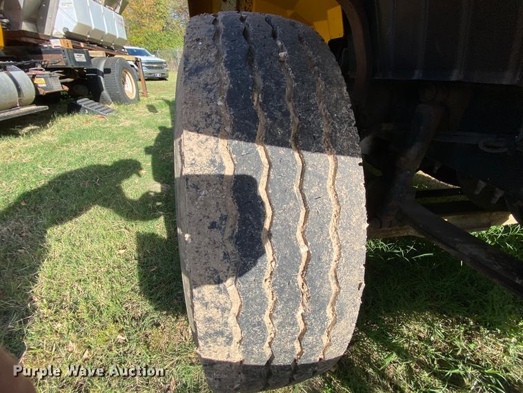 image for item HE9875 2006 International 7400  spreader truck