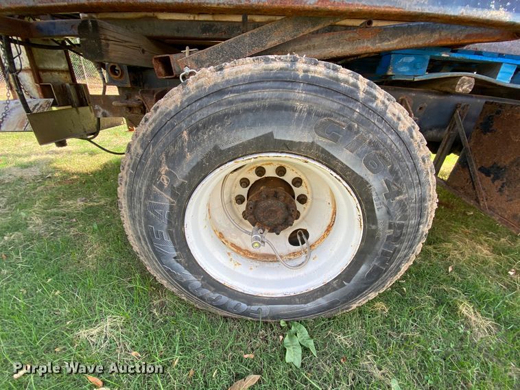 image for item HE9875 2006 International 7400  spreader truck