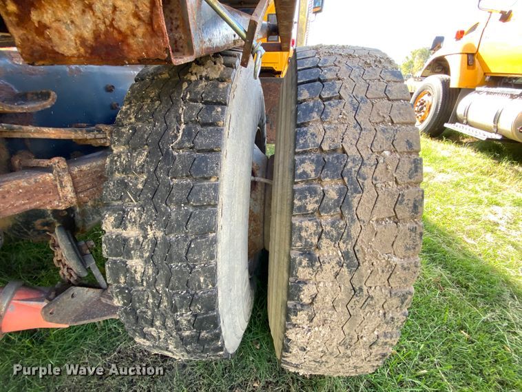 image for item HE9875 2006 International 7400  spreader truck