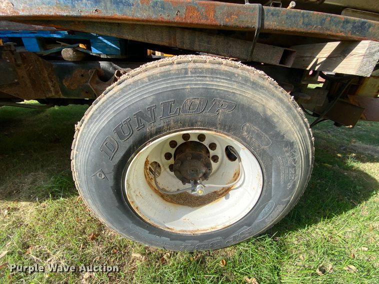 image for item HE9875 2006 International 7400  spreader truck