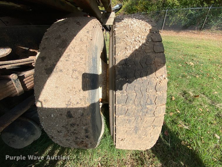 image for item HE9875 2006 International 7400  spreader truck