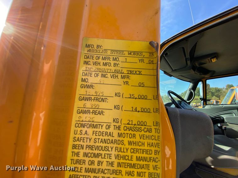 image for item HE9875 2006 International 7400  spreader truck