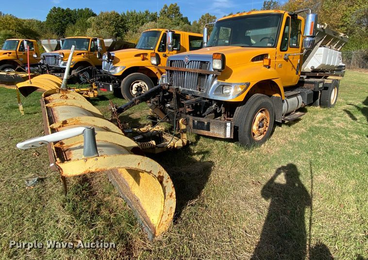 image for item HE9876 2006 International 7400  spreader truck