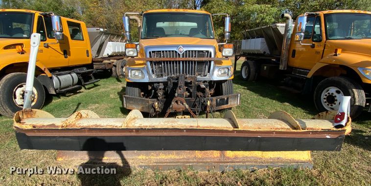 image for item HE9876 2006 International 7400  spreader truck