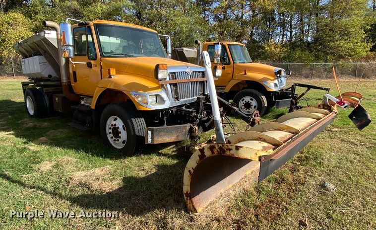 image for item HE9876 2006 International 7400  spreader truck