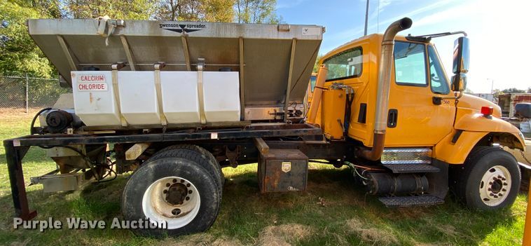 image for item HE9876 2006 International 7400  spreader truck