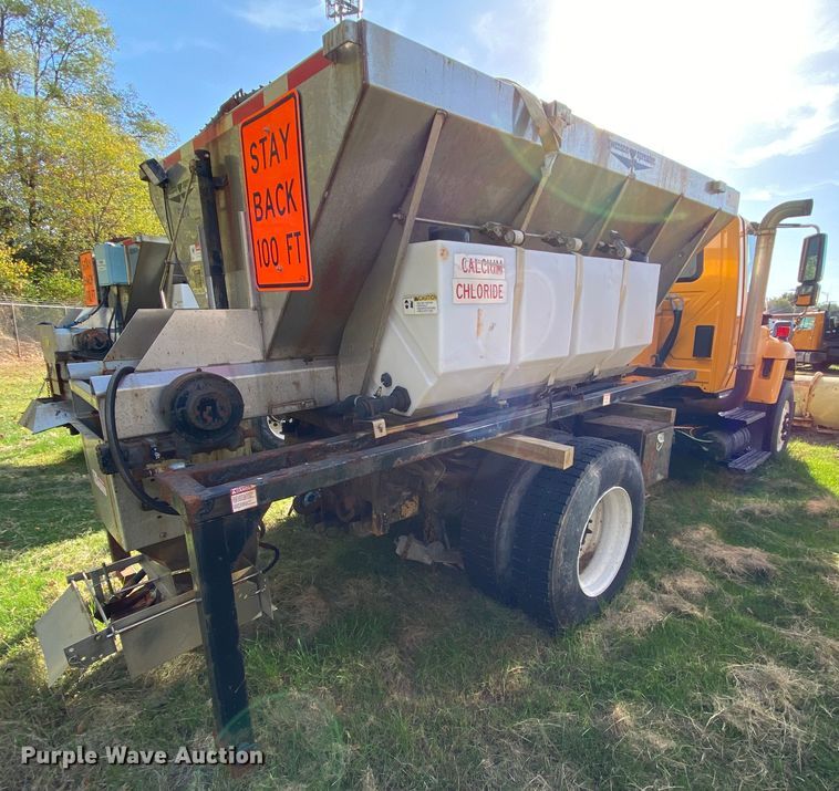 image for item HE9876 2006 International 7400  spreader truck