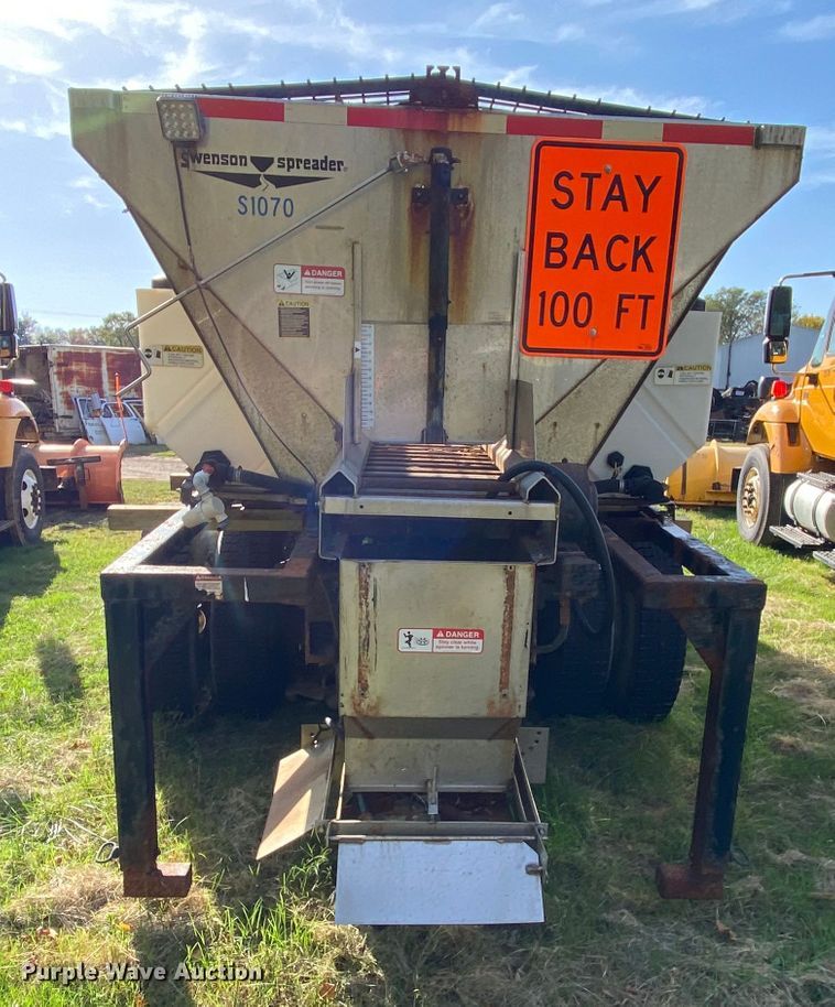 image for item HE9876 2006 International 7400  spreader truck