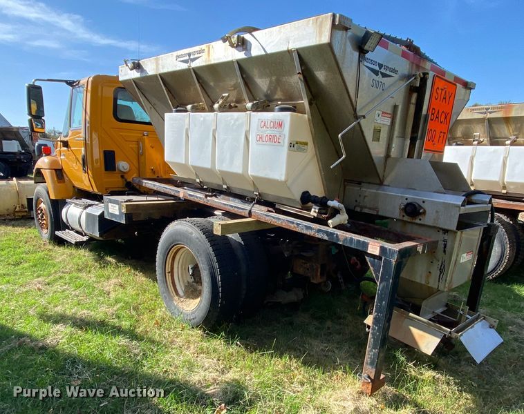 image for item HE9876 2006 International 7400  spreader truck