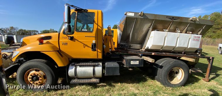 image for item HE9876 2006 International 7400  spreader truck