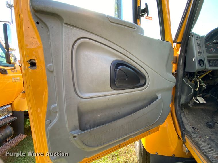 image for item HE9876 2006 International 7400  spreader truck