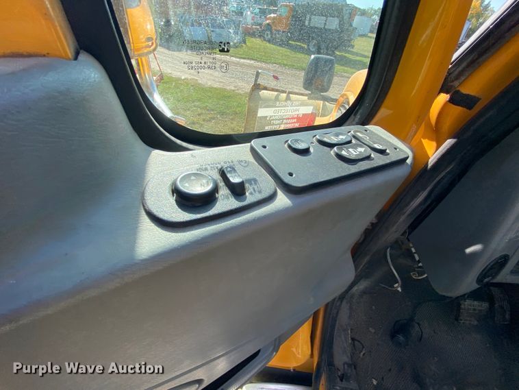 image for item HE9876 2006 International 7400  spreader truck