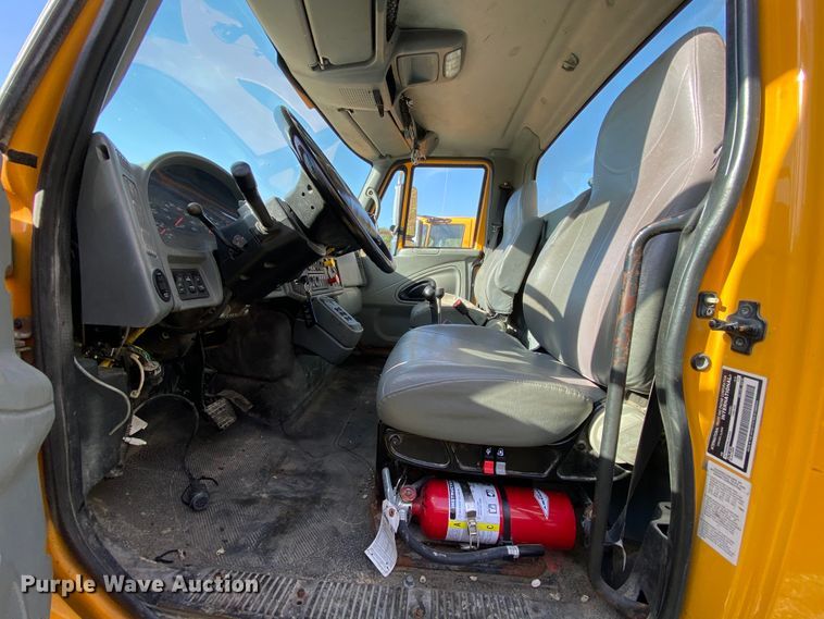 image for item HE9876 2006 International 7400  spreader truck