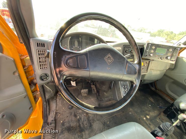 image for item HE9876 2006 International 7400  spreader truck