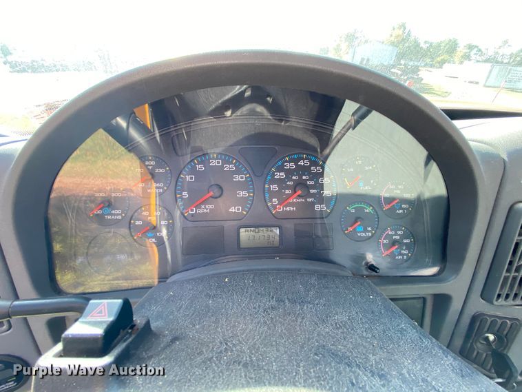 image for item HE9876 2006 International 7400  spreader truck