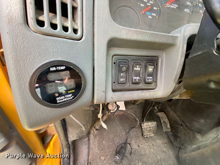 image for item HE9876 2006 International 7400  spreader truck