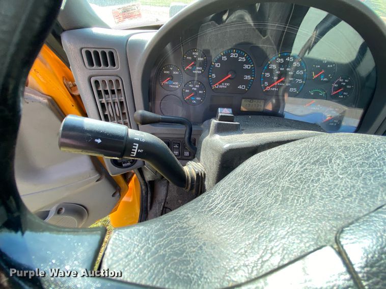 image for item HE9876 2006 International 7400  spreader truck