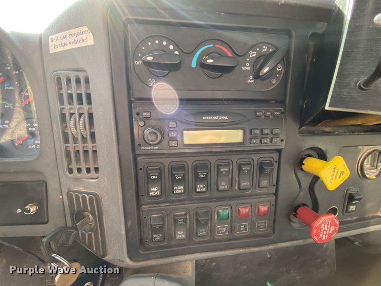 image for item HE9876 2006 International 7400  spreader truck