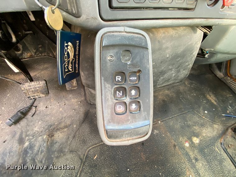 image for item HE9876 2006 International 7400  spreader truck