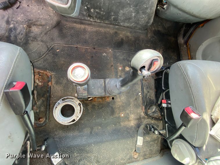 image for item HE9876 2006 International 7400  spreader truck