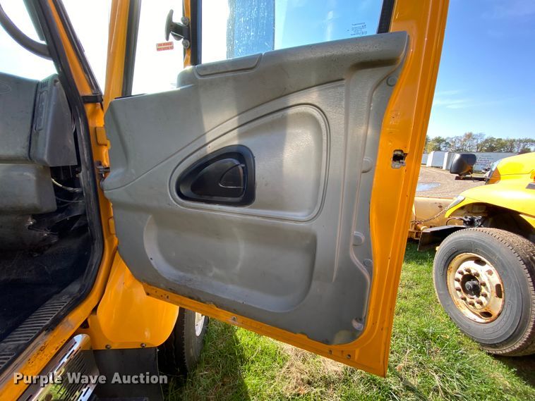 image for item HE9876 2006 International 7400  spreader truck