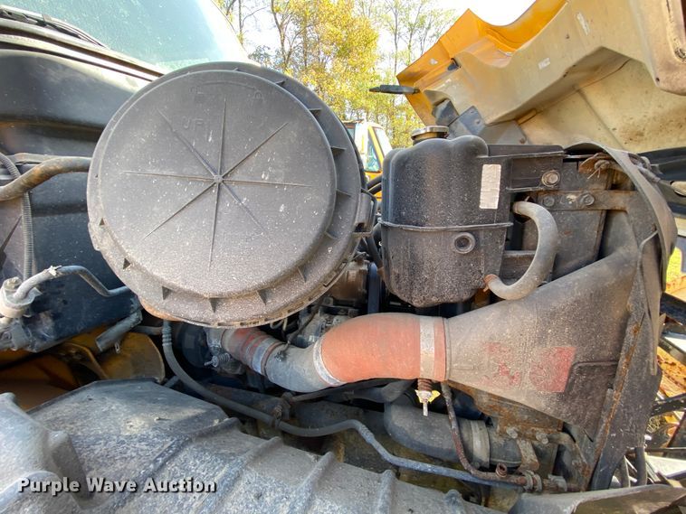 image for item HE9876 2006 International 7400  spreader truck