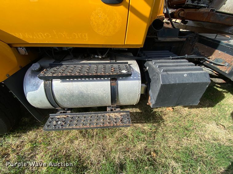 image for item HE9876 2006 International 7400  spreader truck