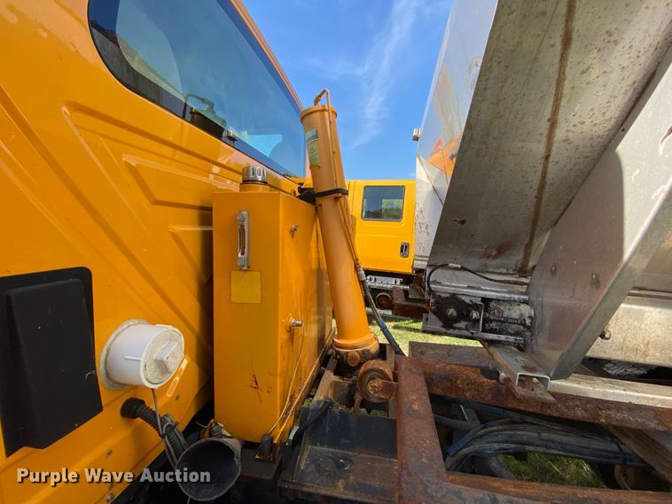 image for item HE9876 2006 International 7400  spreader truck