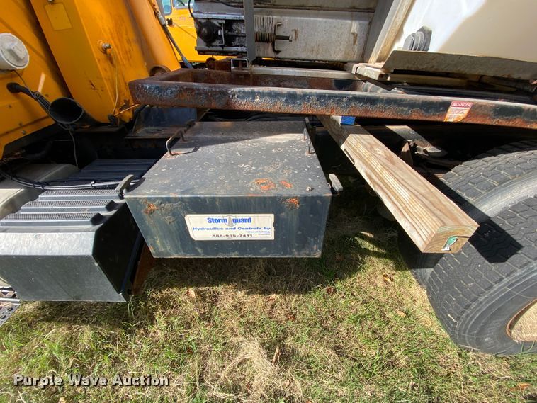 image for item HE9876 2006 International 7400  spreader truck