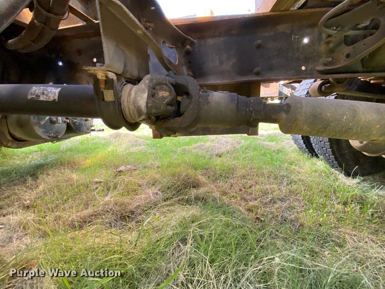 image for item HE9876 2006 International 7400  spreader truck