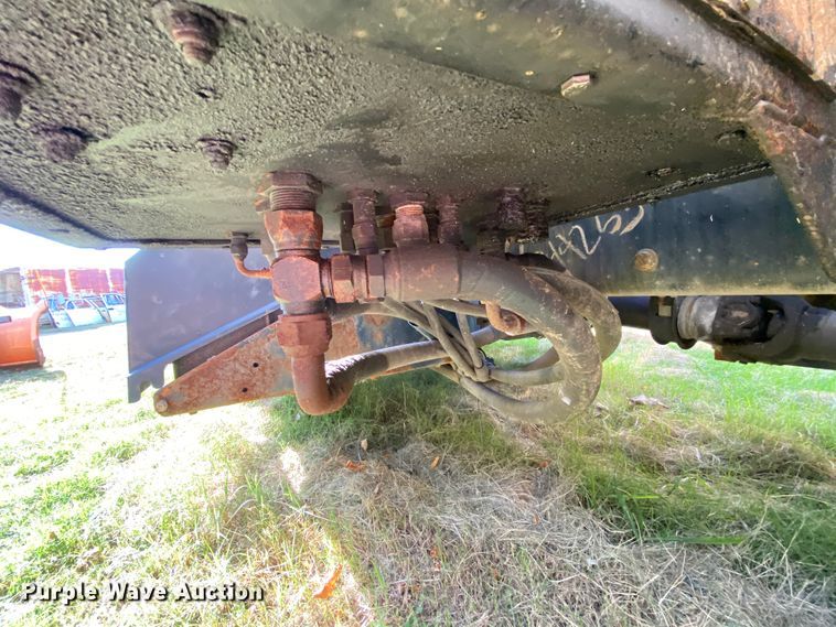 image for item HE9876 2006 International 7400  spreader truck