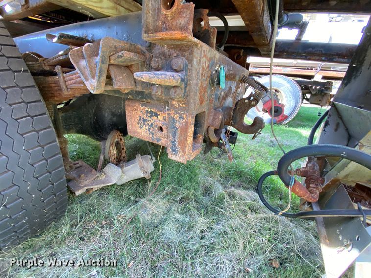 image for item HE9876 2006 International 7400  spreader truck