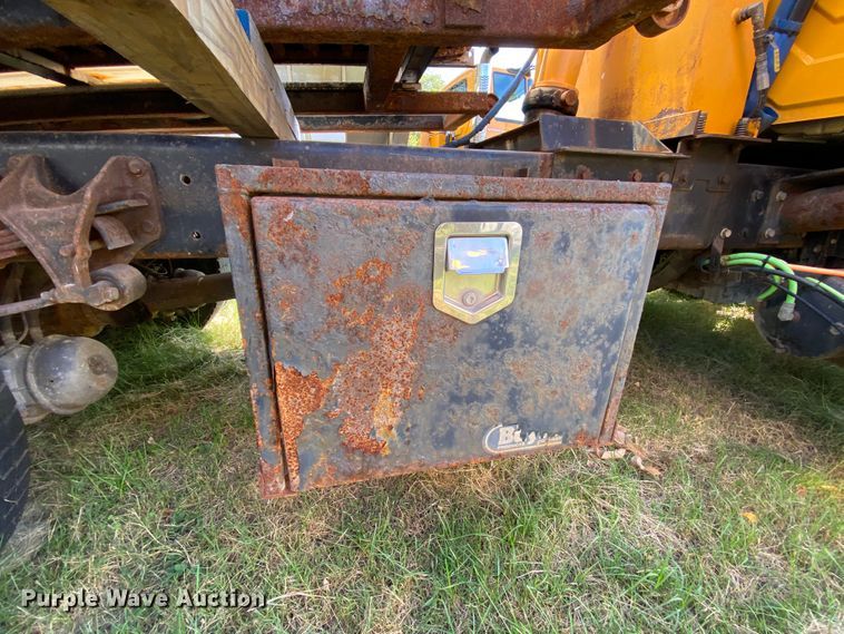 image for item HE9876 2006 International 7400  spreader truck