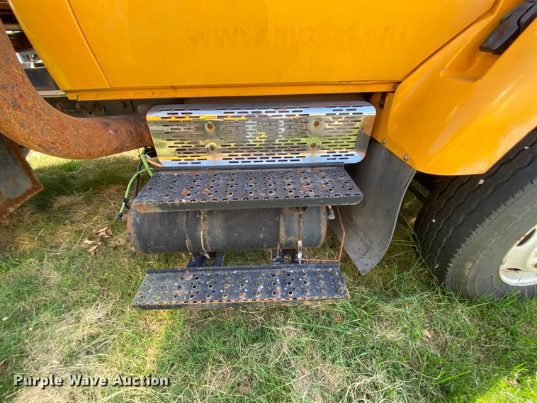 image for item HE9876 2006 International 7400  spreader truck