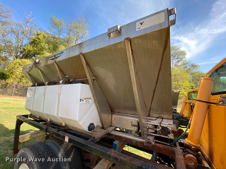 image for item HE9876 2006 International 7400  spreader truck