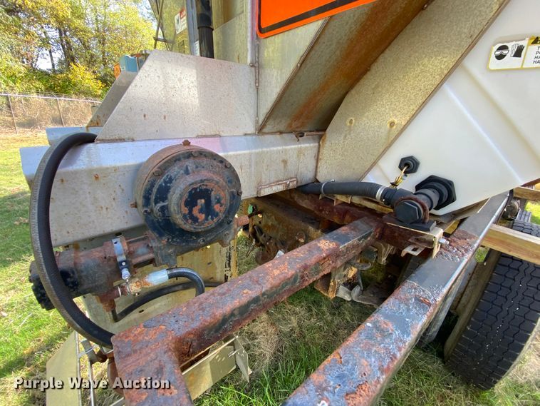 image for item HE9876 2006 International 7400  spreader truck