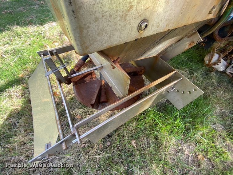 image for item HE9876 2006 International 7400  spreader truck