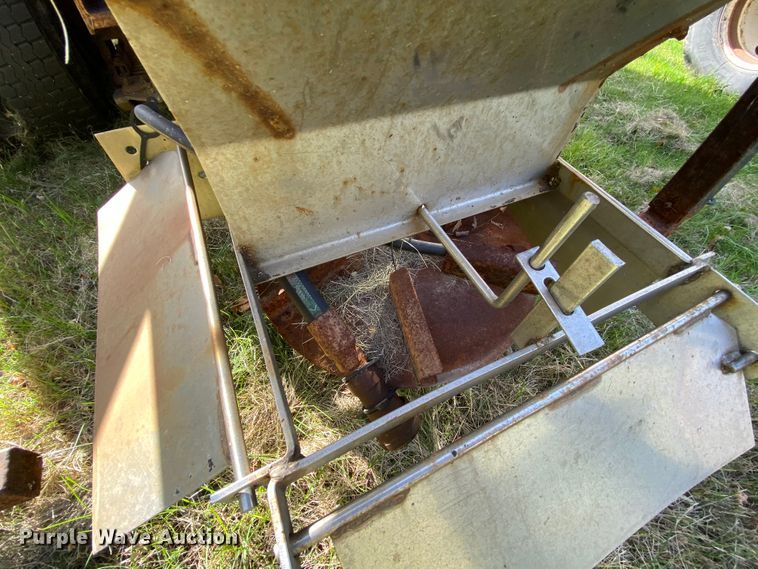 image for item HE9876 2006 International 7400  spreader truck