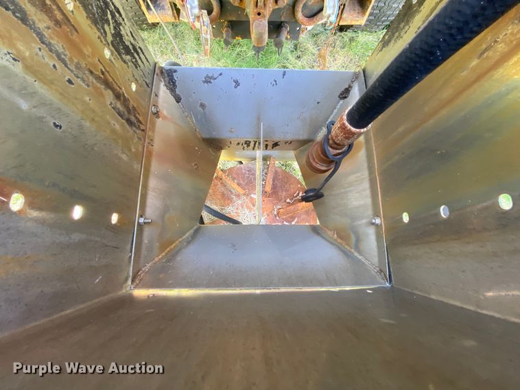 image for item HE9876 2006 International 7400  spreader truck