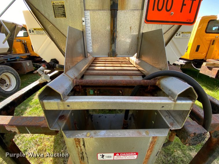 image for item HE9876 2006 International 7400  spreader truck