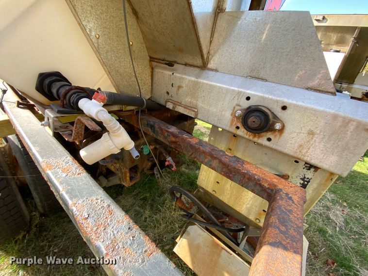 image for item HE9876 2006 International 7400  spreader truck