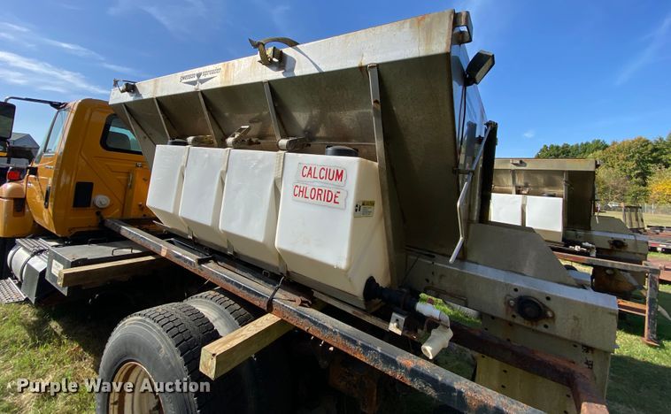 image for item HE9876 2006 International 7400  spreader truck