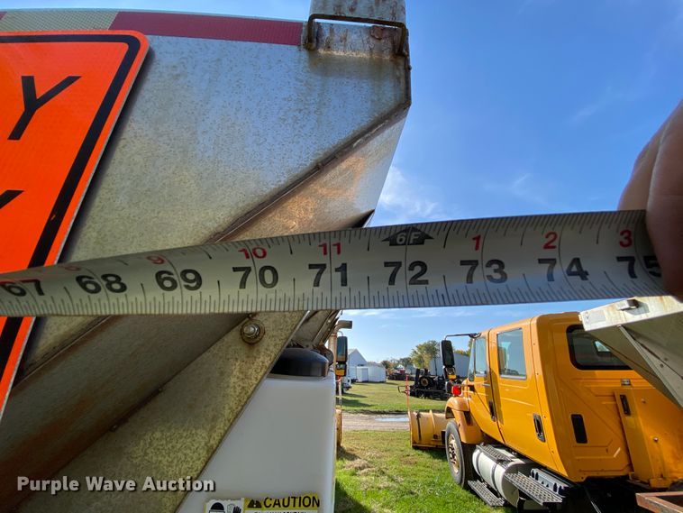 image for item HE9876 2006 International 7400  spreader truck