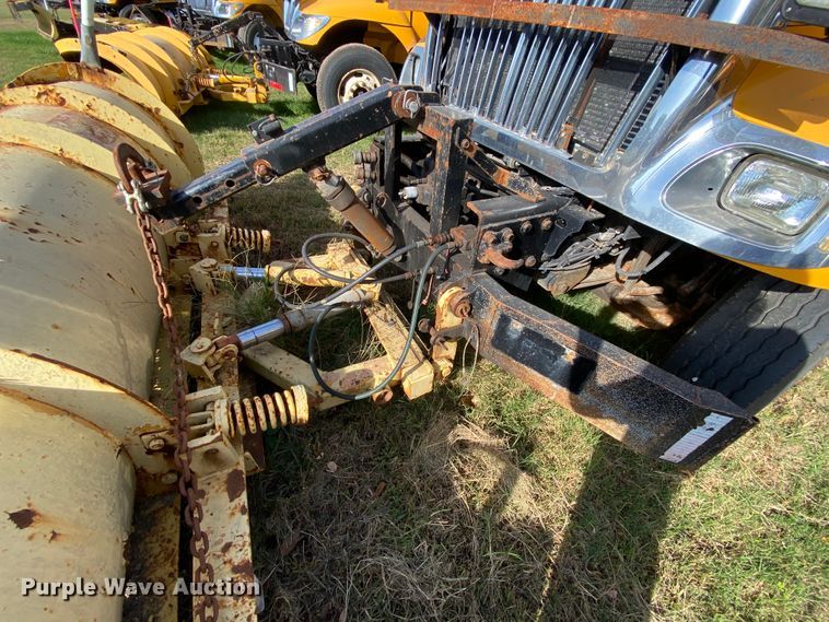 image for item HE9876 2006 International 7400  spreader truck