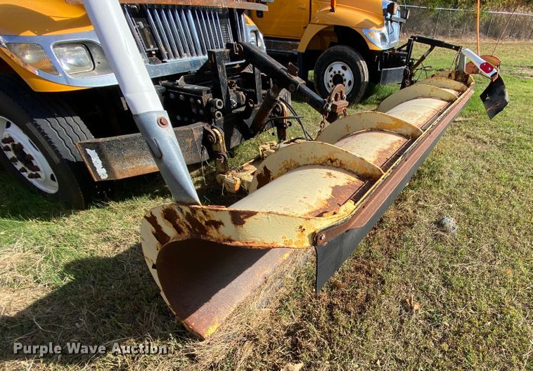 image for item HE9876 2006 International 7400  spreader truck