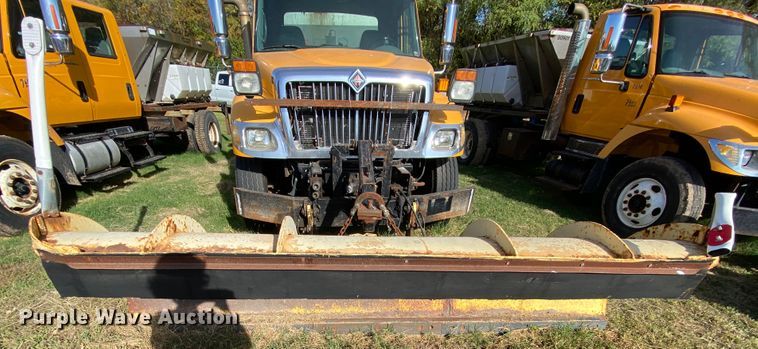 image for item HE9876 2006 International 7400  spreader truck