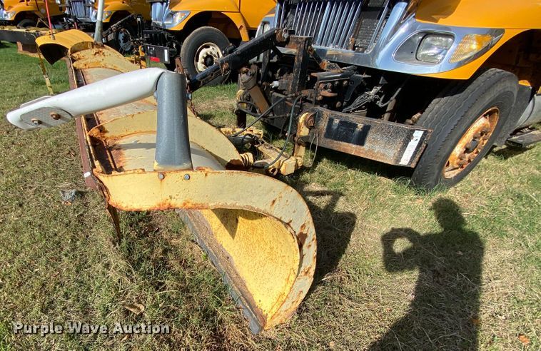 image for item HE9876 2006 International 7400  spreader truck