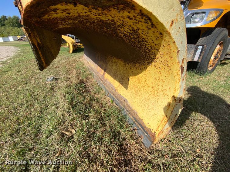 image for item HE9876 2006 International 7400  spreader truck